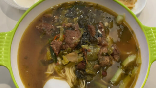 味香閣　漬け高菜入り牛肉麺ランチ